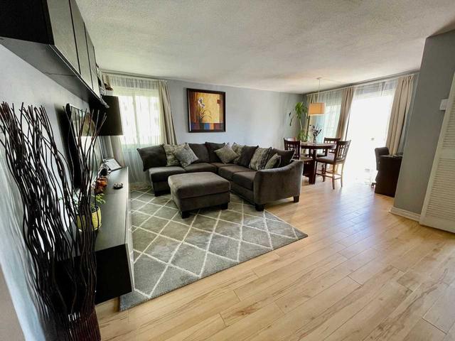 205 - 21 Elizabeth St S, Condo with 2 bedrooms, 1 bathrooms and 1 parking in Richmond Hill ON | Image 12