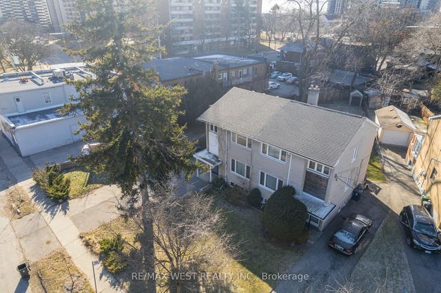 2 Cabot Crt, House semidetached with 3 bedrooms, 2 bathrooms and 7 parking in Toronto ON | Image 8