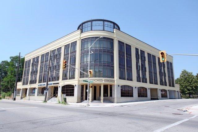303 - 205 Lakeshore Rd W, Condo with 2 bedrooms, 2 bathrooms and 1 parking in Oakville ON | Image 1