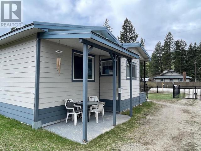 5834 3rd Street, House other with 2 bedrooms, 1 bathrooms and 1 parking in Kootenay Boundary E BC | Image 4