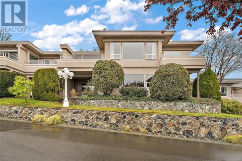 25 - 881 Nicholson St, House attached with 3 bedrooms, 3 bathrooms and null parking in Saanich BC | Card Image