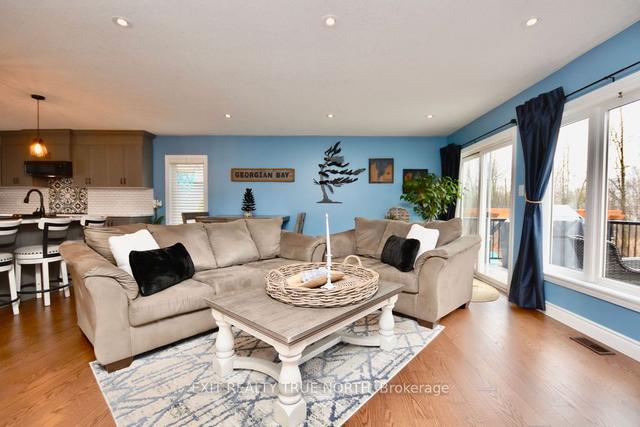 15 Cardinal Crt, House detached with 2 bedrooms, 2 bathrooms and 6 parking in Tay ON | Image 3