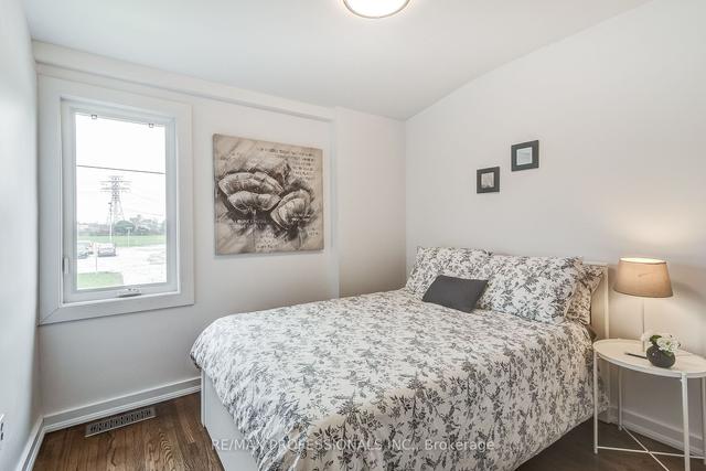 127 Chestnut Cres, House semidetached with 3 bedrooms, 2 bathrooms and 2 parking in Toronto ON | Image 10