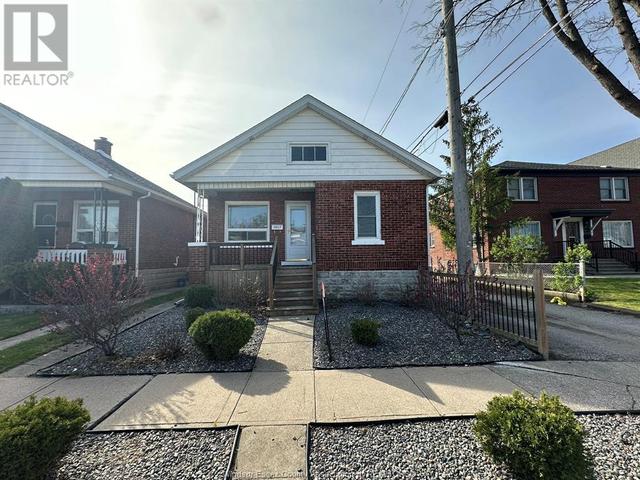 1057 Ellis Avenue, House detached with 2 bedrooms, 1 bathrooms and null parking in Windsor ON | Image 2