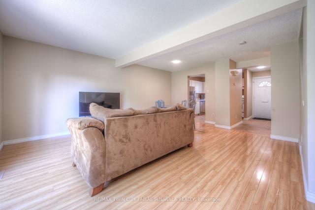11 - 255 Northlake Dr, Townhouse with 3 bedrooms, 2 bathrooms and 1 parking in Waterloo ON | Image 2