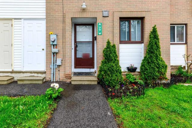 77 Fleetwood Cres, Townhouse with 3 bedrooms, 2 bathrooms and 1 parking in Brampton ON | Image 1