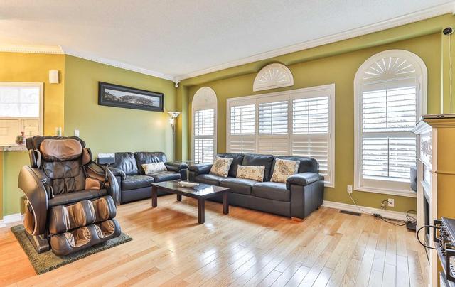 8 Margaret Rose Crt, House detached with 3 bedrooms, 4 bathrooms and 4 parking in Toronto ON | Image 6