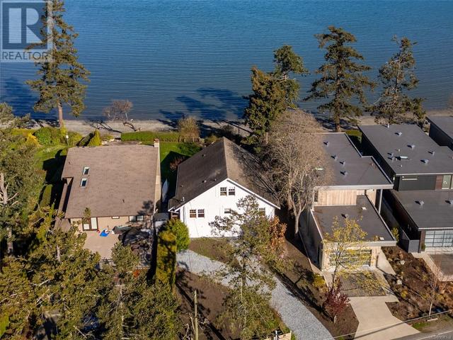 10393 Allbay Rd, House detached with 4 bedrooms, 2 bathrooms and 2 parking in Sidney BC | Image 2