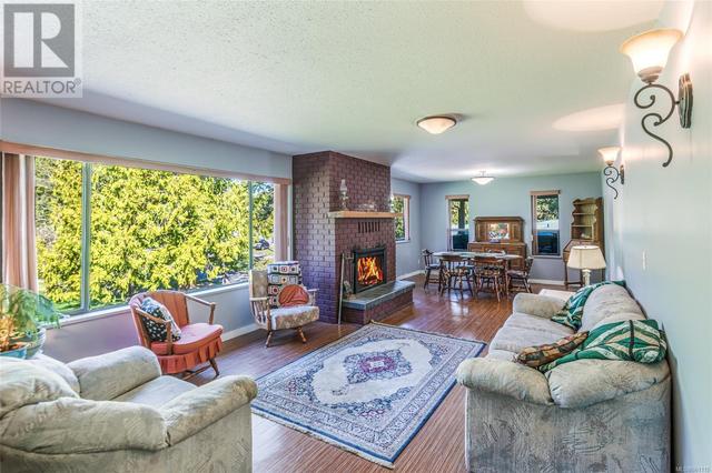 4517 Callow Rd, House detached with 6 bedrooms, 3 bathrooms and 4 parking in Nanaimo H BC | Image 3