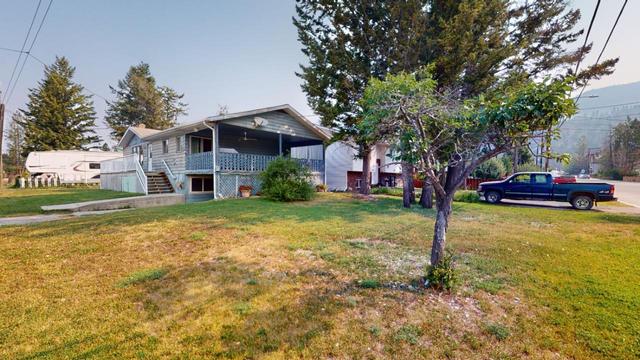 7558 Columbia Avenue, House detached with 4 bedrooms, 2 bathrooms and 2 parking in Radium Hot Springs BC | Image 3