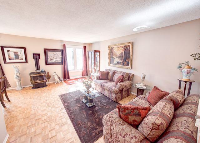 358 Handley Cres, House detached with 3 bedrooms, 1 bathrooms and 5 parking in Newmarket ON | Image 3