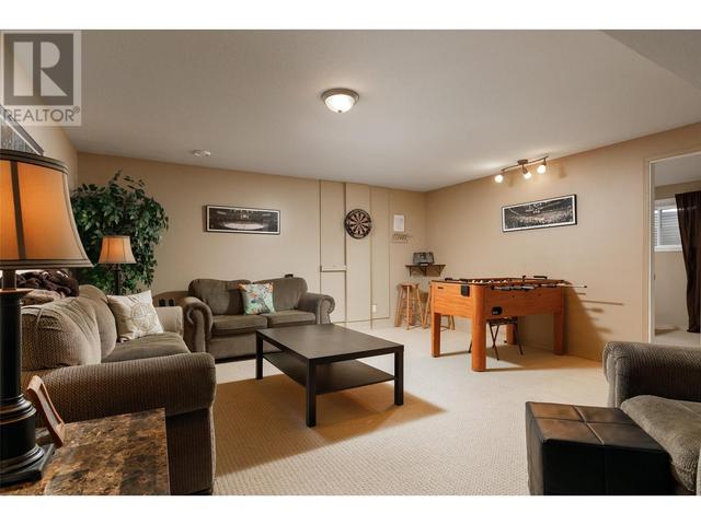 864 Small Court, House detached with 6 bedrooms, 3 bathrooms and 2 parking in Kelowna BC | Image 19