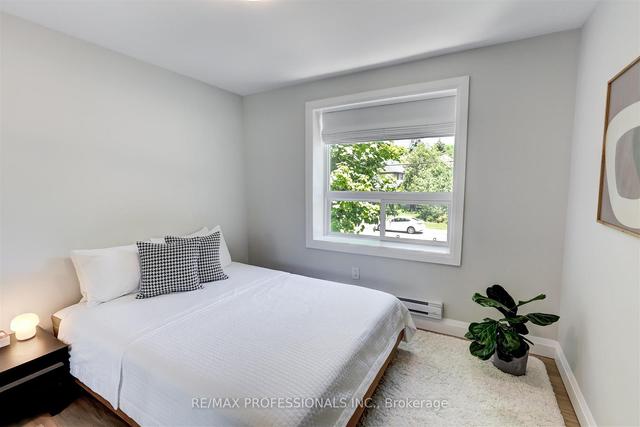 8 - 238 South Kingsway, House detached with 2 bedrooms, 1 bathrooms and 1 parking in Toronto ON | Image 3
