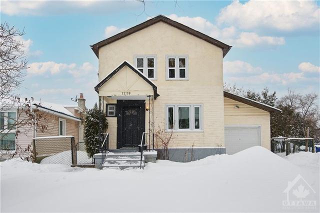 1239 Emperor Avenue, House detached with 3 bedrooms, 3 bathrooms and 7 parking in Ottawa ON | Image 2