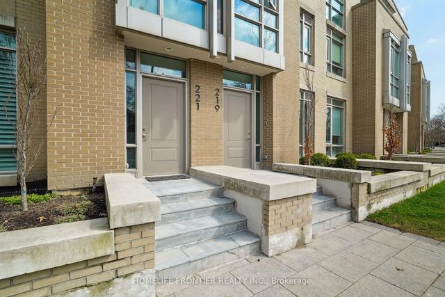 221 Duplex Ave, Townhouse with 3 bedrooms, 4 bathrooms and 2 parking in Toronto ON | Image 12