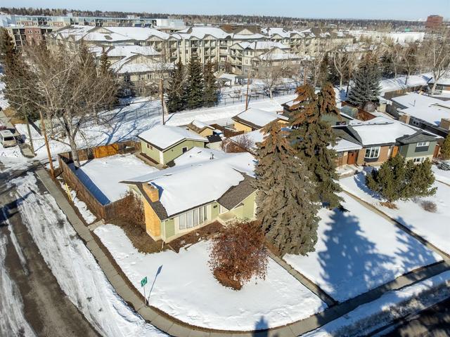 304 Lake Bonavista Drive Se, House detached with 4 bedrooms, 2 bathrooms and 2 parking in Calgary AB | Image 18