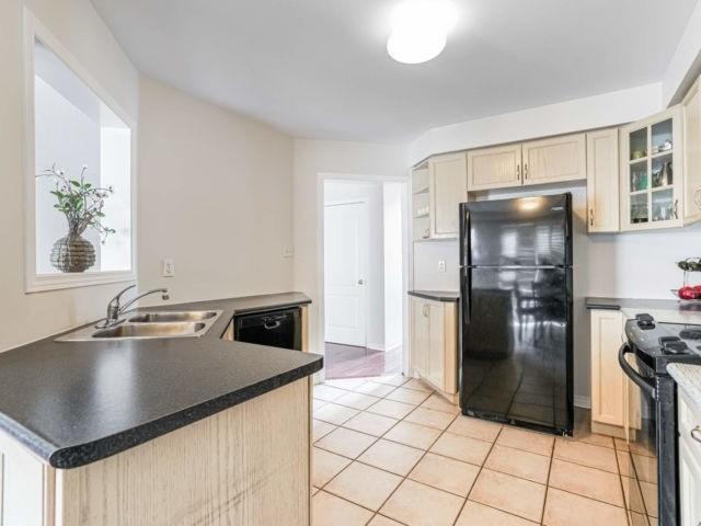 29 Irene Cres, House attached with 3 bedrooms, 3 bathrooms and 2 parking in Brampton ON | Image 8