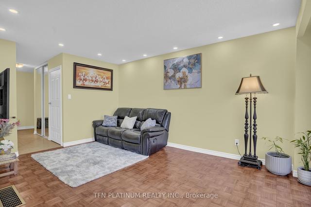 93 Kingswood Dr W, House attached with 3 bedrooms, 2 bathrooms and 3 parking in Brampton ON | Image 36