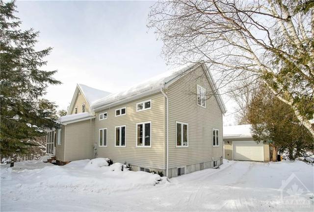 19867 Kenyon Concession 1 Road, House detached with 3 bedrooms, 2 bathrooms and 8 parking in North Glengarry ON | Image 1