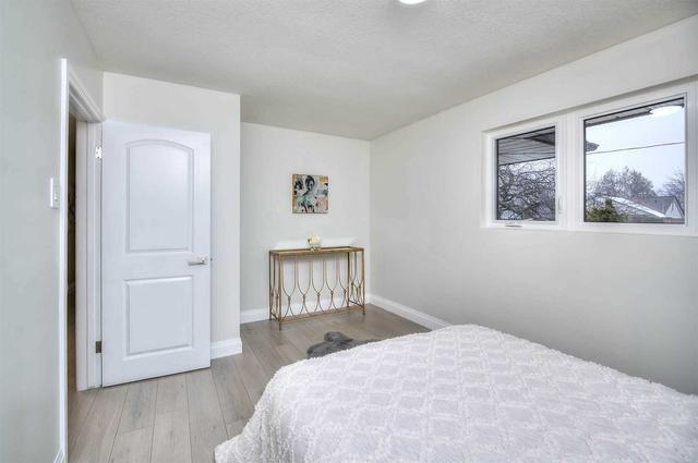 175 Bristol St, House detached with 3 bedrooms, 2 bathrooms and 5 parking in Waterloo ON | Image 14