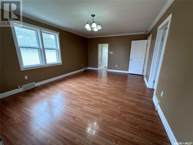250 6th Avenue Ne, House detached with 2 bedrooms, 1 bathrooms and null parking in Swift Current SK | Image 3