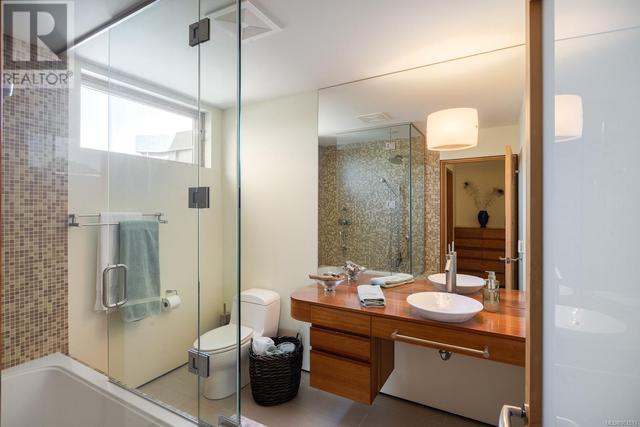 4th Floor Bedroom Ensuite with Shower/Bath | Image 38