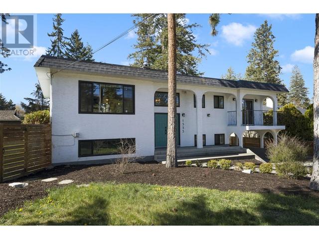 1535 Crawford Road, House detached with 4 bedrooms, 2 bathrooms and 4 parking in Kelowna BC | Image 2