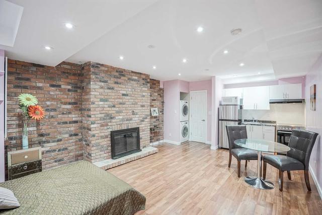 bsmt - 916 Manning Ave, House detached with 1 bedrooms, 1 bathrooms and 0 parking in Toronto ON | Image 3
