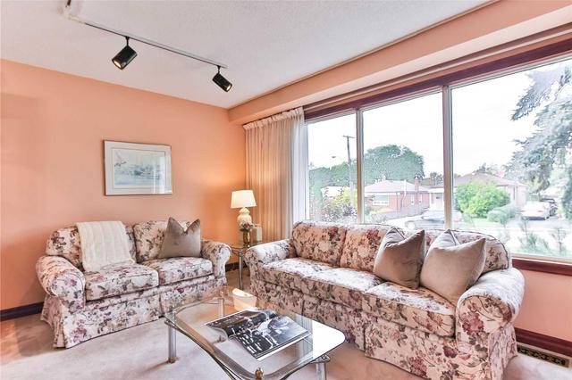 41 Lupin Dr, House detached with 4 bedrooms, 4 bathrooms and 4 parking in Toronto ON | Image 6