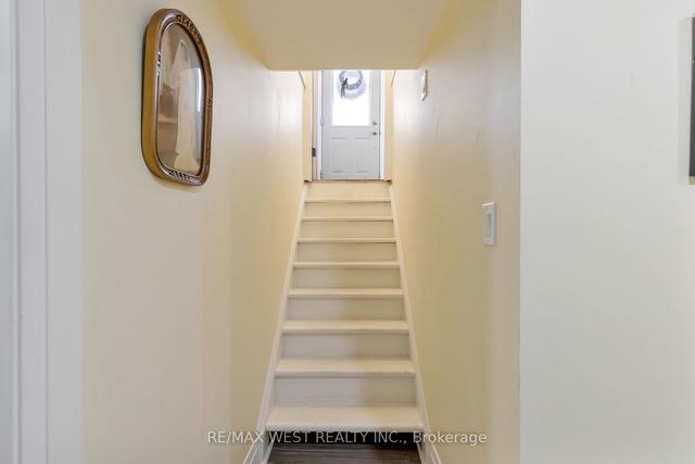 70 Thirty Ninth St, House detached with 2 bedrooms, 2 bathrooms and 1 parking in Toronto ON | Image 24