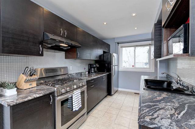22 Grand Rapids Sq, House detached with 3 bedrooms, 2 bathrooms and 5 parking in Brampton ON | Image 2