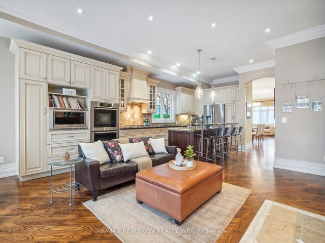 412 Deloraine Ave, House detached with 3 bedrooms, 4 bathrooms and 3 parking in Toronto ON | Image 7