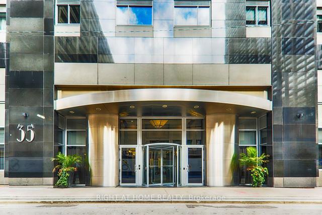 2403 - 35 Balmuto St W, Condo with 1 bedrooms, 1 bathrooms and 0 parking in Toronto ON | Image 1