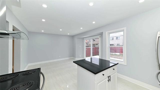 34 Woodside Crt, House detached with 3 bedrooms, 4 bathrooms and 3 parking in Brampton ON | Image 4