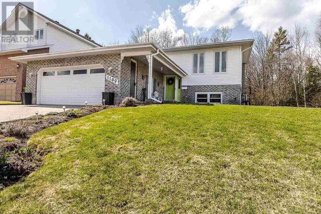 1109 Lake St, House detached with 3 bedrooms, 2 bathrooms and null parking in Sault Ste. Marie ON | Image 1