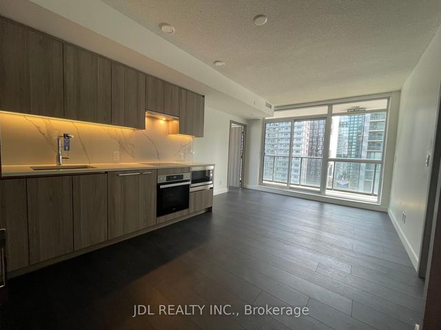 3206 - 38 Widmer St, Condo with 3 bedrooms, 2 bathrooms and 1 parking in Toronto ON | Image 6