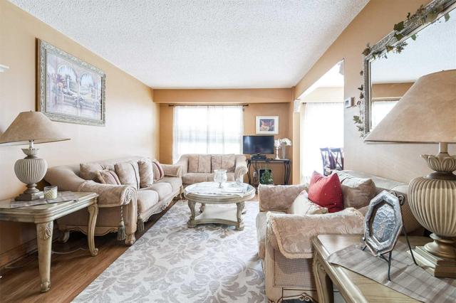 43 Baronwood Crt, Townhouse with 3 bedrooms, 2 bathrooms and 1 parking in Brampton ON | Image 3