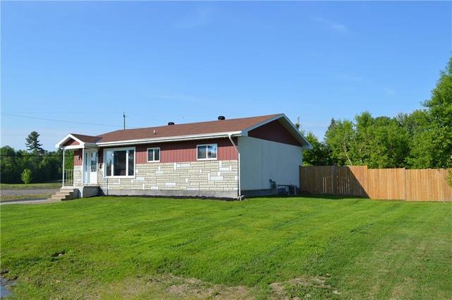 803 Easy Street, House detached with 3 bedrooms, 2 bathrooms and 5 parking in Petawawa ON | Image 2