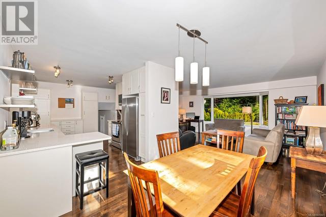 1900 Barrett Dr, House detached with 4 bedrooms, 2 bathrooms and 5 parking in North Saanich BC | Image 11