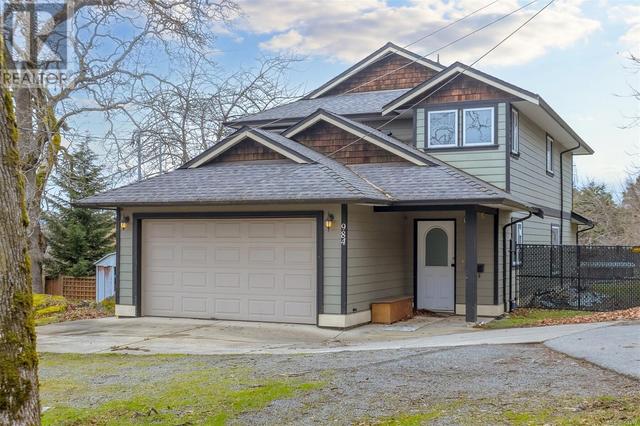 984 Cloverdale Ave, House detached with 4 bedrooms, 3 bathrooms and 3 parking in Saanich BC | Image 4