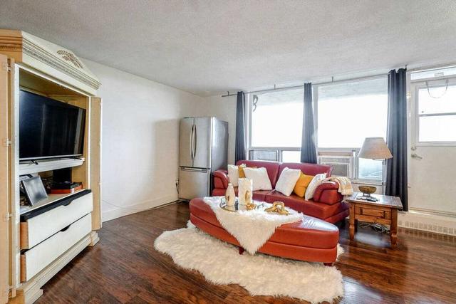 2106 - 3390 Weston Rd, Condo with 2 bedrooms, 1 bathrooms and 1 parking in Toronto ON | Image 2
