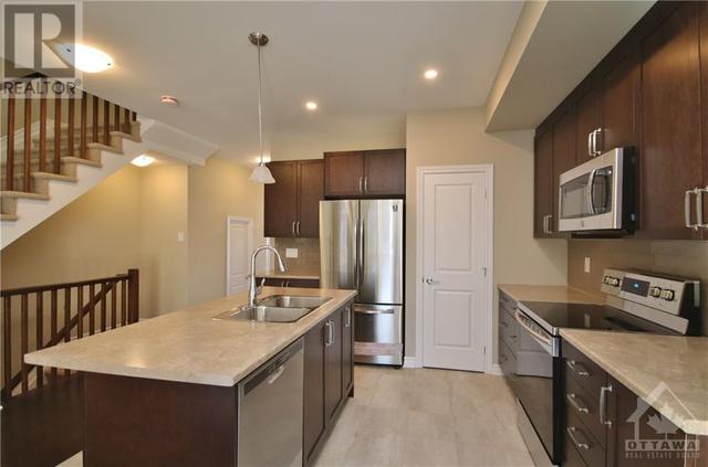 15 Rookie Crescent, Townhouse with 3 bedrooms, 3 bathrooms and 2 parking in Ottawa ON | Image 12