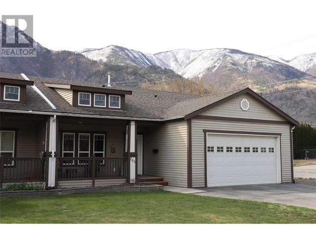 701 9th Avenue, House detached with 3 bedrooms, 2 bathrooms and 2 parking in Keremeos BC | Image 2