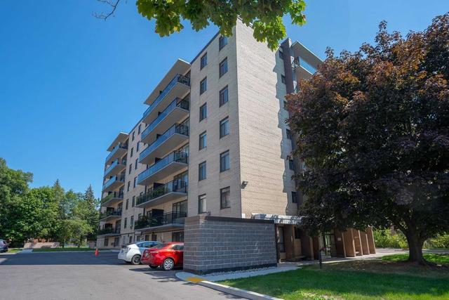 404 - 825 Kennedy Rd, Condo with 2 bedrooms, 1 bathrooms and 1 parking in Toronto ON | Image 1