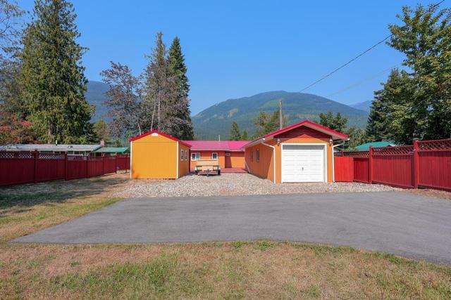 6089 Fairbank Road, House detached with 3 bedrooms, 1 bathrooms and null parking in Central Kootenay E BC | Card Image