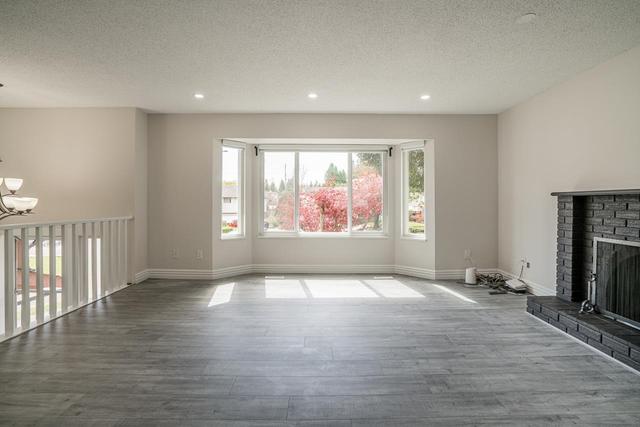14865 95a Avenue, House detached with 5 bedrooms, 3 bathrooms and null parking in Surrey BC | Image 3