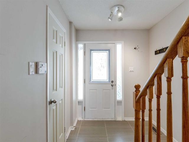 18 Farnham Dr, Townhouse with 3 bedrooms, 2 bathrooms and 2 parking in Brampton ON | Image 15