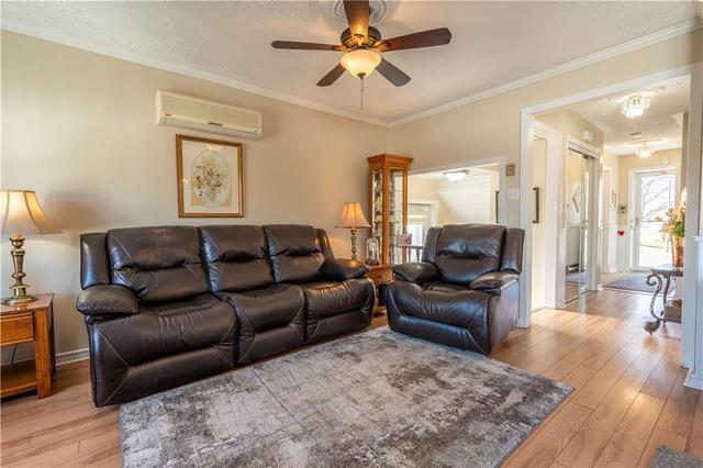 391 Ivan Crescent, Townhouse with 3 bedrooms, 3 bathrooms and 4 parking in Cornwall ON | Image 4