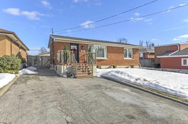 185 Deschene Ave, House detached with 2 bedrooms, 2 bathrooms and 8 parking in Hamilton ON | Image 1