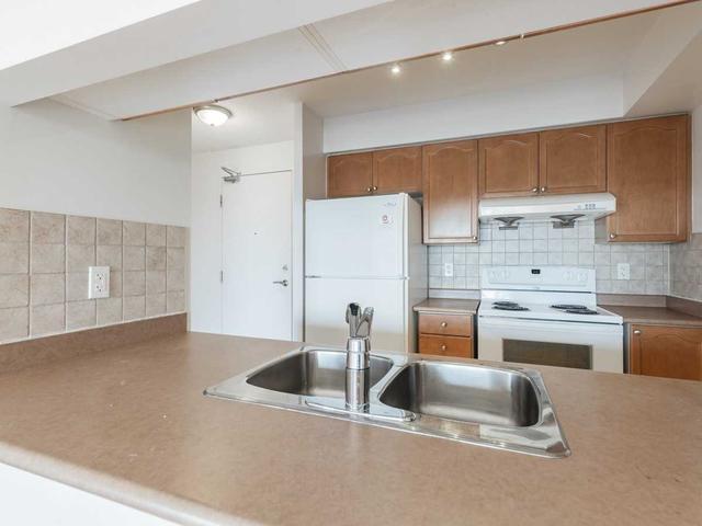 1422 - 18 Mondeo Dr, Condo with 2 bedrooms, 2 bathrooms and 1 parking in Toronto ON | Image 3